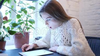 神奇震撼的女人用平板电脑浏览